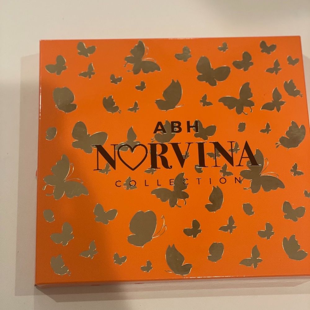 Selling Norvina Palette.